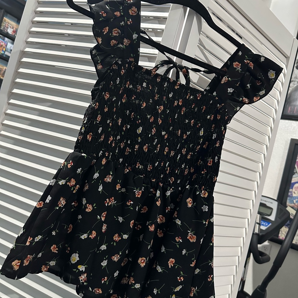 SHEIN Black Floral Sleeveless Blouse